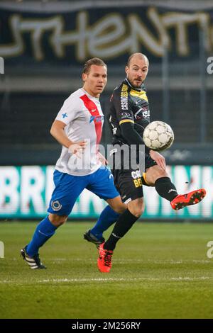 Rudy Ruud Vormer du Club et Steve de Ridder de Lokeren se battent pour le ballon lors du match Jupiler Pro League entre KSC Lokeren et le Club Brugge, à Lokeren, dimanche 12 février 2017, le 26 jour du championnat belge de football. BELGA PHOTO KURT DESPLENTER Banque D'Images