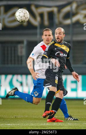 Rudy Ruud Vormer du Club et Steve de Ridder de Lokeren se battent pour le ballon lors du match Jupiler Pro League entre KSC Lokeren et le Club Brugge, à Lokeren, dimanche 12 février 2017, le 26 jour du championnat belge de football. BELGA PHOTO KURT DESPLENTER Banque D'Images