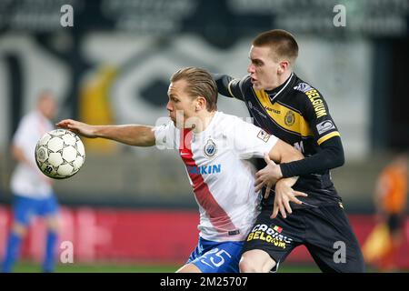 Rudy Ruud Vormer du Club et Bob Straetman de Lokeren se battent pour le ballon lors du match Jupiler Pro League entre KSC Lokeren et le Club Brugge, à Lokeren, dimanche 12 février 2017, le 26 jour du championnat belge de football. BELGA PHOTO BRUNO FAHY Banque D'Images