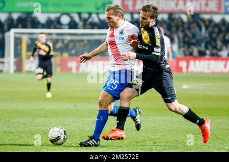 Rudy Ruud Vormer du Club et Mario Ticinovic de Lokeren se battent pour le ballon lors du match Jupiler Pro League entre KSC Lokeren et le Club Brugge, à Lokeren, dimanche 12 février 2017, le 26 jour du championnat belge de football. BELGA PHOTO KURT DESPLENTER Banque D'Images