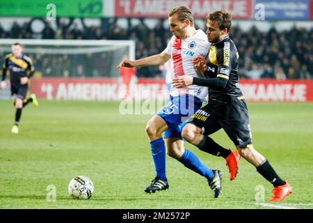 Rudy Ruud Vormer du Club et Mario Ticinovic de Lokeren se battent pour le ballon lors du match Jupiler Pro League entre KSC Lokeren et le Club Brugge, à Lokeren, dimanche 12 février 2017, le 26 jour du championnat belge de football. BELGA PHOTO KURT DESPLENTER Banque D'Images