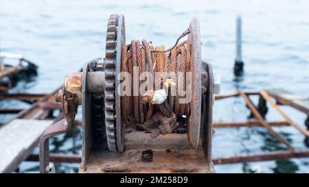 Chaînes et corde rouillées. machine d'enroulement de corde. instruments nautiques. Bateau amarre Banque D'Images