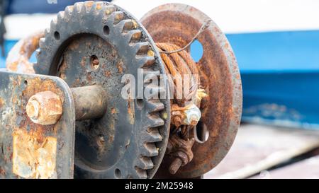 Chaînes et corde rouillées. machine d'enroulement de corde. instruments nautiques. Bateau amarre Banque D'Images