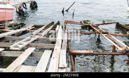 Rampe d'accès pour bateaux ou plate-forme de stationnement pour bateaux. Cale de bateau rouillée. Banque D'Images