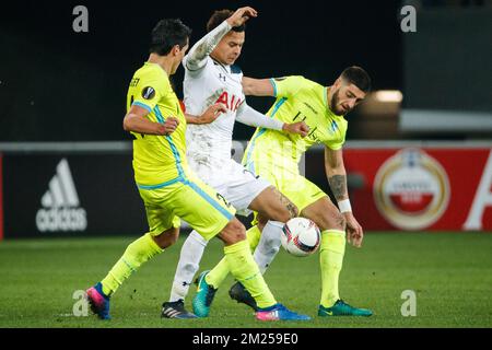 Jeremy Perbet de Gent et le milieu de terrain de Tottenham DELE Alli se battent pour le ballon lors d'un match entre l'équipe belge de football KAA Gent et l'équipe britannique Tottenham, première partie des 1/16 finales de la compétition Europa League, jeudi 16 février 2017, à Gand. BELGA PHOTO KURT DESPLENTER Banque D'Images