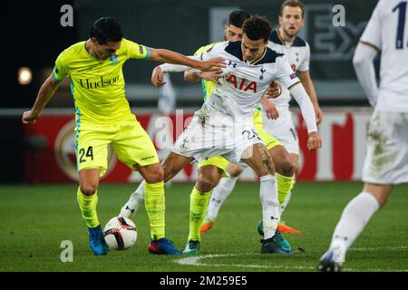 Jeremy Perbet de Gent et le milieu de terrain de Tottenham DELE Alli se battent pour le ballon lors d'un match entre l'équipe belge de football KAA Gent et l'équipe britannique Tottenham, première partie des 1/16 finales de la compétition Europa League, jeudi 16 février 2017, à Gand. BELGA PHOTO KURT DESPLENTER Banque D'Images