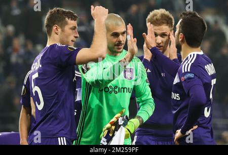 Uros Spajic d'Anderlecht, Ruben Martinez, gardien d'Anderlecht, et Ivan Obradovic d'Anderlecht fêtent après avoir remporté un match entre l'équipe de football belge RSC Anderlecht et l'équipe russe FC Zenit, première partie de la finale 1/16 du concours Europa League, jeudi 16 février 2017, à Bruxelles. BELGA PHOTO VIRGINIE LEFOUR Banque D'Images