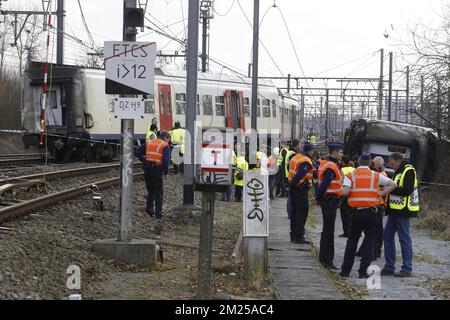 L'illustration montre la scène d'un déraillement de train à Kessel-Lo, Louvain, province flamande-Brabant, samedi 18 février 2017. Une personne est décédée, 19 ont été blessées lors de l'accident. BELGA PHOTO NICOLAS MATERLINCK Banque D'Images