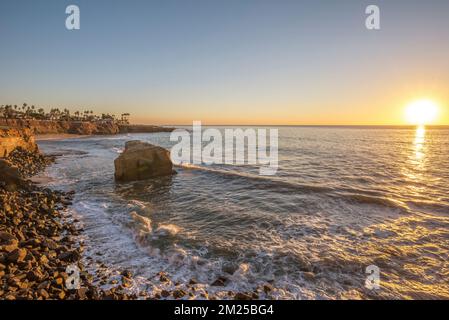 Un coucher de soleil sur la côte depuis le parc naturel de Sunset Cliffs en hiver. San Diego, Californie, États-Unis. Banque D'Images
