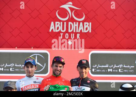 L-R, italien Niccolo Bonifazio de Bahreïn - Merida, responsable de la classification des jeunes Rider, marque britannique Cavendish de Team dimension Data, responsable du général et italien Manuele Mori des Émirats Arabes Unis Abu Dhabi, Leader de la classification intermédiaire Sprint Célébrez sur le podium après la première étape de la troisième tournée cycliste d'Abou Dhabi, de Madinat Zayed à Madinat Zayed, Abhu Dhabi, jeudi 23 février 2017. BELGA PHOTO YUZURU SUNADA Banque D'Images