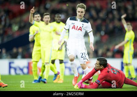 Christian Eriksen, milieu de terrain de Tottenham, et Lovre Kalinic, gardien de but de Gent, se battent pour le ballon au cours d'un match entre l'équipe britannique Tottenham et l'équipe belge de football KAA Gent, partie de retour de la finale 1/16 de l'Europa League, au stade Wembley, Londres, le jeudi 23 février 2017. Gent remporte la première jambe 1-0. BELGA PHOTO JASPER JACOBS Banque D'Images