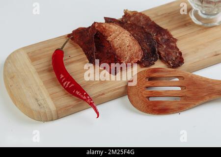 Certaines boîtes en carton de spécialité avec des friandises déshydratées pour chiens, la plus haute est ouverte, pleine de viande sèche croquante goûts de boeuf et de poulet. Animal de compagnie fait maison Banque D'Images