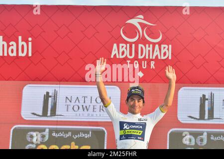 L'australien Caleb Ewan d'Orica Scott célèbre sur le podium avec le maillot de leader de la classification des jeunes Rider après la troisième étape de la troisième excursion à vélo d'Abou Dhabi, à 186 km de Hazza Bin Zayed à Jebel Hafeet, Abhu Dhabi, samedi 25 février 2017. BELGA PHOTO YUZURU SUNADA Banque D'Images