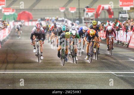 L'australien Caleb Ewan d'Orica Scott pousse pour la finale pour gagner la quatrième et dernière étape de la troisième excursion à vélo d'Abu Dhabi, 143 km sur le circuit Yas Marina, Abhu Dhabi, dimanche 26 février 2017. BELGA PHOTO YUZURU SUNADA Banque D'Images