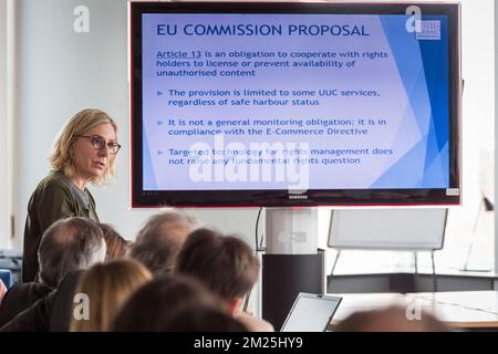 Premier panel, responsabilité de la plate-forme, transfert de valeur, orateur, GESAC Véronique Debrosse un séminaire intitulé "droits des auteurs visuels à la valeur numérique" de Cepic (coordination des agences européennes du cinéma stock, presse et patrimoine), au Parlement européen à Bruxelles, le mardi 28 février 2017. BELGA PHOTO AURORE BELOT Banque D'Images