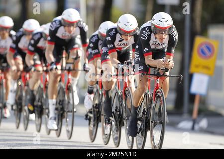 UAE Abu Dhabi riders photographiés en action lors de la première étape de l'édition 52nd de la course de vélo de Tirreno-Adriatico, un essai en équipe de 22,7 km de Lido di Camaiore à Lido di Camaiore, mercredi 08 mars 2017, Italie. BELGA PHOTO YUZURU SUNADA Banque D'Images