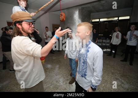 Les gens jouent au jeu de Kalita pendant on 13 décembre, les catholiques orthodoxes et grecs célèbrent le jour de la mémoire de l'apôtre André le premier-appelé. En Ukraine, à la veille de Saint Andrew's Day, les étudiants se sont réunis à Lviv dans un abri à la bombe pour une soirée, où ils ont fait des histoires de fortune et ont eu du plaisir. La Russie a envahi l'Ukraine le 24 février 2022, déclenchant la plus grande attaque militaire en Europe depuis la Seconde Guerre mondiale Banque D'Images