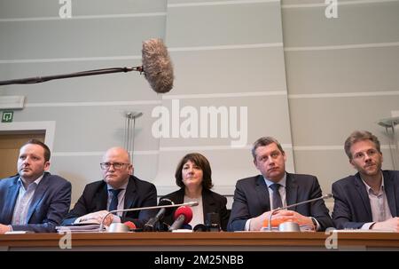 PS' Patrick Prevot, Jean-Luc Crucke de MR, PS' Olga Zrihen, Dimitri Fourny de CDH et Stéphane Hazee d'Ecolo photographiés lors d'une session de la commission d'enquête Publifin au Parlement wallon à Namur, le jeudi 23 février 2017. BELGA PHOTO BENOIT DOPPAGNE Banque D'Images