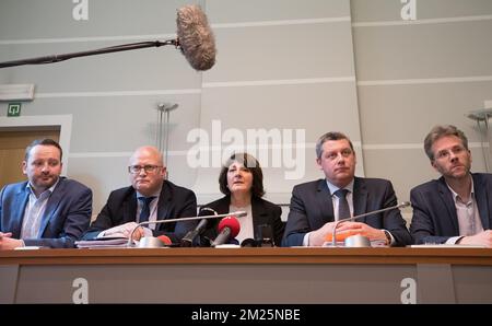 PS' Patrick Prevot, Jean-Luc Crucke de MR, PS' Olga Zrihen, Dimitri Fourny de CDH et Stéphane Hazee d'Ecolo photographiés lors d'une session de la commission d'enquête Publifin au Parlement wallon à Namur, le jeudi 23 février 2017. BELGA PHOTO BENOIT DOPPAGNE Banque D'Images