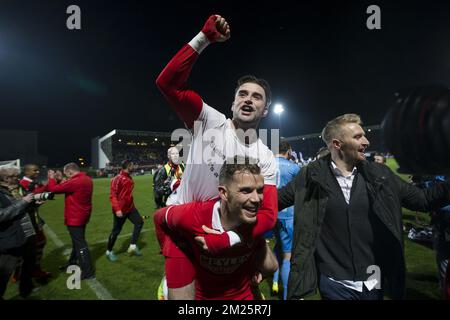 Tuur Dierckx d'Anvers, Geoffry Hairemans d'Anvers et l'entraîneur d'Anvers Wim de Decker célèbrent après avoir remporté un match de football entre KSV Roeselare et Royal Antwerp FC, le retour de la finale de la deuxième division Proximus League 1B du championnat belge de football, samedi 11 mars 2017 à Roeselare. Anvers a remporté le premier tronçon 3-1. BELGA PHOTO KRISTOF VAN ACCOM Banque D'Images