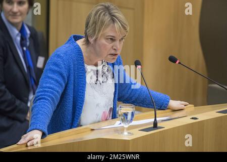 Ministre flamand de l'Environnement, de l'aménagement du territoire et de l'Agriculture Joke Schauvliege photographié lors d'une session plénière du Parlement flamand à Bruxelles, le mercredi 15 mars 2017. BELGA PHOTO KOEN BLANCKAERT Banque D'Images