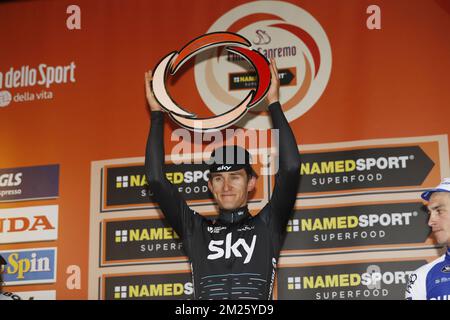 Le vainqueur polonais Michal Kwiatkowski de Team Sky célèbre sur le podium de l'édition 108th de Milan Sanremo, la classica di Primavera, course cycliste d'une journée, à 291 km de Milan à Sanremo, en Italie, le samedi 18 mars 2017. BELGA PHOTO YUZURU SUNADA Banque D'Images