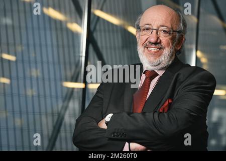 Louis Michel, membre du Parlement européen, pose pour photographe lors d'une séance de photoshoot au Parlement européen, le lundi 20 mars 2017. BELGA PHOTO DIRK WAEM Banque D'Images