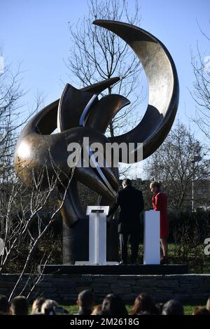 L'illustration montre une cérémonie pour révéler la paix artistique en bronze appelée « vol à l'esprit » par l'artiste belge Strebelle, pour les victimes des 22 attentats terroristes de l'an dernier à l'aéroport de Bruxelles à Zaventem, le mercredi 22 mars 2017. Sur 22 mars 2016, 32 personnes ont été tuées et 324 blessées lors d'attentats suicide à l'aéroport et dans le métro de Bruxelles. Banque D'Images