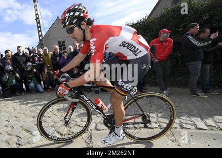 Français Tony Gallopin de Lotto Soudal photographié en action lors de l'édition 72nd de la course cycliste « DWars Door Vlaanderen », 203,1km de Roeselare à Waregem, mercredi 22 mars 2017. BELGA PHOTO DIRK WAEM Banque D'Images