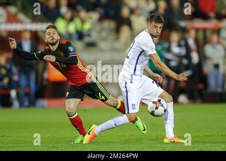 Les Dries de Belgique Mertens et Andreas Samaris de Grèce se battent pour le ballon lors d'un match de qualification de la coupe du monde 2018 entre les Red Devils de Belgique et la Grèce, le samedi 25 mars 2017, au stade du Roi Baudouin à Bruxelles. BELGA PHOTO BRUNO FAHY Banque D'Images