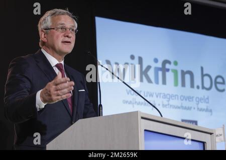 Le vice-Premier ministre et ministre de l'emploi, de l'économie et de la consommation, Kris Peeters, prononce un discours lors de la cérémonie d'ouverture du lancement de la « semaine de la monnaie » à la Bourse de Bruxelles NYSE Euronext, à Bruxelles, le lundi 27 mars 2017. BELGA PHOTO THIERRY ROGE Banque D'Images