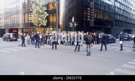 ATTENTION ÉDITEURS - SMARTPHONE IMAGE - MEILLEURE QUALITÉ DISPONIBLE Illustration photo montre la police à l'ambassade turque lors d'un conflit entre les partisans et les opposants du président turc Recep Tayyip Erdogan, le jeudi 30 mars 2017, à Bruxelles. Plus tôt aujourd'hui, des personnes ont été blessées et emmenées à l'hôpital. BELGA PHOTO HENDRIK DEVIENDT Banque D'Images