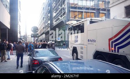 ATTENTION ÉDITEURS - SMARTPHONE IMAGE - MEILLEURE QUALITÉ DISPONIBLE Illustration photo montre la police à l'ambassade turque lors d'un conflit entre les partisans et les opposants du président turc Recep Tayyip Erdogan, le jeudi 30 mars 2017, à Bruxelles. Plus tôt aujourd'hui, des personnes ont été blessées et emmenées à l'hôpital. BELGA PHOTO HENDRIK DEVIENDT Banque D'Images