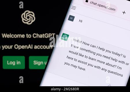 Écran ChatGPT chat bot vu sur l'écran du smartphone et de l'ordinateur portable avec écran de connexion Chat GPT en arrière-plan. Un nouveau chatbot ai par OpenAI. Stafford, unité Banque D'Images