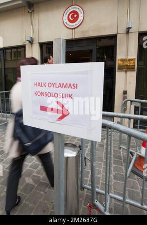 L'illustration montre l'ambassade de Turquie, le vendredi 31 mars 2017, à Bruxelles. Hier, plusieurs personnes ont été blessées lors d'un conflit entre les partisans et les opposants du président turc Recep Tayyip Erdogan. BELGA PHOTO BENOIT DOPPAGNE Banque D'Images