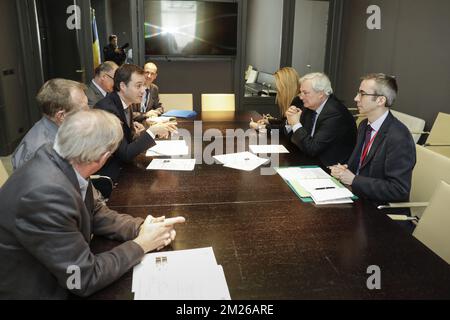 Le vice-premier ministre et ministre de la coopération au développement, de l'Agenda numérique, des télécommunications et des services postaux Alexander de Croo et le coordonnateur de l'aide des Nations Unies Stephen O'Brien ont pris la photo lors d'une réunion avec le coordonnateur de l'aide des Nations Unies et le secrétaire général des Nations Unies à marge d'une conférence sur la Syrie et la crise humanitaire au Yémen, au Nigeria, Soudan du Sud et Somalie, à Bruxelles, le mardi 04 avril 2017. BELGA PHOTO THIERRY ROGE Banque D'Images