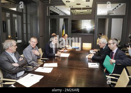 Le vice-premier ministre et ministre de la coopération au développement, de l'Agenda numérique, des télécommunications et des services postaux Alexander de Croo et le coordonnateur de l'aide des Nations Unies Stephen O'Brien ont pris la photo lors d'une réunion avec le coordonnateur de l'aide des Nations Unies et le secrétaire général des Nations Unies à marge d'une conférence sur la Syrie et la crise humanitaire au Yémen, au Nigeria, Soudan du Sud et Somalie, à Bruxelles, le mardi 04 avril 2017. BELGA PHOTO THIERRY ROGE Banque D'Images