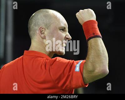 Le Belge Steve Darcis réagit lors du premier match entre le Belge Steve Darcis et l'Italien Paolo Lorenzi au quart-finale du Groupe mondial de la coupe Davis entre la Belgique et l'Italie, le vendredi 07 avril 2017, à Charleroi. BELGA PHOTO BENOIT DOPPAGNE Banque D'Images