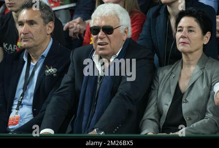 Les anciens joueurs de tennis italiens Nicola Pietrangeli (C) ont photographié le premier match entre le Belge Steve Darcis et l'Italien Paolo Lorenzi à la finale du Groupe mondial de la coupe Davis entre la Belgique et l'Italie, le vendredi 07 avril 2017, à Charleroi. BELGA PHOTO BENOIT DOPPAGNE Banque D'Images