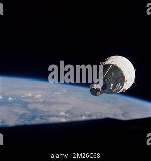 Atmosphère terrestre. 13th décembre 2022. Dans ce fichier photo du 15 décembre 1965, l'engin spatial Gemini-VII est vu à partir de l'engin spatial Gemini-VI-A lors de leur rendez-vous dans l'espace. Les deux engins spatiaux sont à environ 43 pieds l'un de l'autre. Tout comme Orion et la Station spatiale internationale aident la NASA à apprendre à se rendre sur Mars, le programme Gemini a défini et testé les compétences dont la NASA aurait besoin pour aller sur la Lune en 1960s et 1970s. Credit: NASA/ZUMA Press Wire Service/ZUMAPRESS.com/Alamy Live News Banque D'Images