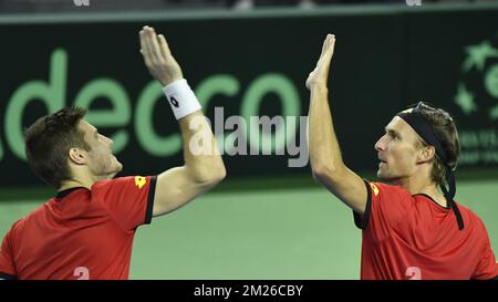 Ruben Bemelmans belges et Joris de Loore belges réagissent lors du troisième match, un double match entre les Belges Ruben Bemelmans et Joris de Loore et les Italiens Simone Bolelli et Andreas Seppi lors de la finale du Davis Cup World Group entre la Belgique et l'Italie, le samedi 08 avril 2017, à Charleroi. BELGA PHOTO BENOIT DOPPAGNE Banque D'Images