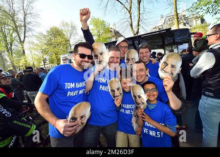 L'illustration montre les supporters de Tom Boonen au début de la course cycliste d'une journée 'Paris-Roubaix', 257km de Compiègne au Vélodrome de Roubaix, France, dimanche 09 avril 2017. BELGA PHOTO DAVID STOCKMAN Banque D'Images