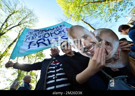 L'illustration montre les supporters de Tom Boonen au début de la course cycliste d'une journée 'Paris-Roubaix', 257km de Compiègne au Vélodrome de Roubaix, France, dimanche 09 avril 2017. BELGA PHOTO DAVID STOCKMAN Banque D'Images