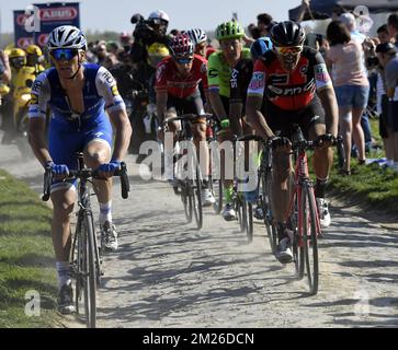Belge Greg Van Avermaet de BMC Racing Team, Hollandais Sebastian Langeveld de Cannondale Drapac Pro Cycling Team, Tchèque Zdenek Stybar de Quick-Step Floors, Belge Jasper Stuyven de Trek-Segafredo, L'australien Luke Durbridge d'Orica Scott et le belge Jurgen Roelandts de Lotto Soudal photographiés en action lors de la course cycliste d'une journée 'Paris-Roubaix', 257km de Compiègne au Vélodrome de Roubaix, France, dimanche 09 avril 2017. BELGA PHOTO POOL BERNARD PAPON Banque D'Images