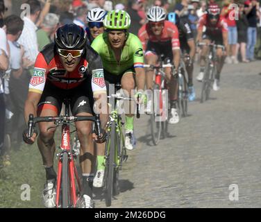 Belge Greg Van Avermaet de BMC Racing Team, Hollandais Sebastian Langeveld de Cannondale Drapac Pro Cycling Team, Tchèque Zdenek Stybar de Quick-Step Floors, Belge Jasper Stuyven de Trek-Segafredo, L'australien Luke Durbridge d'Orica Scott et le belge Jurgen Roelandts de Lotto Soudal photographiés en action lors de la course cycliste d'une journée 'Paris-Roubaix', 257km de Compiègne au Vélodrome de Roubaix, France, dimanche 09 avril 2017. BELGA PHOTO POOL BERNARD PAPON Banque D'Images