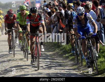 Belge Greg Van Avermaet de BMC Racing Team, Hollandais Sebastian Langeveld de Cannondale Drapac Pro Cycling Team, Tchèque Zdenek Stybar de Quick-Step Floors, Belge Jasper Stuyven de Trek-Segafredo, L'australien Luke Durbridge d'Orica Scott et le belge Jurgen Roelandts de Lotto Soudal photographiés en action lors de la course cycliste d'une journée 'Paris-Roubaix', 257km de Compiègne au Vélodrome de Roubaix, France, dimanche 09 avril 2017. BELGA PHOTO POOL BERNARD PAPON Banque D'Images