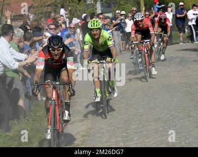 Belge Greg Van Avermaet de BMC Racing Team, Hollandais Sebastian Langeveld de Cannondale Drapac Pro Cycling Team, Tchèque Zdenek Stybar de Quick-Step Floors, Belge Jasper Stuyven de Trek-Segafredo, L'australien Luke Durbridge d'Orica Scott et le belge Jurgen Roelandts de Lotto Soudal photographiés en action lors de la course cycliste d'une journée 'Paris-Roubaix', 257km de Compiègne au Vélodrome de Roubaix, France, dimanche 09 avril 2017. BELGA PHOTO POOL BERNARD PAPON Banque D'Images