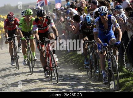 Belge Greg Van Avermaet de BMC Racing Team, Hollandais Sebastian Langeveld de Cannondale Drapac Pro Cycling Team, Tchèque Zdenek Stybar de Quick-Step Floors, Belge Jasper Stuyven de Trek-Segafredo, L'australien Luke Durbridge d'Orica Scott et le belge Jurgen Roelandts de Lotto Soudal photographiés en action lors de la course cycliste d'une journée 'Paris-Roubaix', 257km de Compiègne au Vélodrome de Roubaix, France, dimanche 09 avril 2017. BELGA PHOTO POOL BERNARD PAPON Banque D'Images