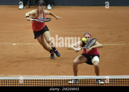 Belge an-Sophie Mestach et Belge Elise Mertens photographiés en action lors du cinquième et dernier match, le double, entre la paire russe Anna Blinkova et Daria Kasatkina et la paire belge an-Sophie Mestach et Elise Mertens, dans la coupe Fed World Group Play Off entre la Russie et la Belgique, dimanche 23 avril 2017, À la Small Sports Arena Luzhniki à Moscou, Russie. BELGA PHOTO BENOIT DOPPAGNE Banque D'Images