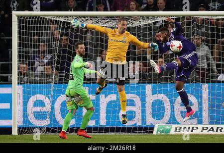 Nicolas Penneteau, gardien de but de Charleroi, et Isaac Kiese Thelin, d'Anderlecht, se battent pour le ballon lors du match Jupiler Pro League entre RSC Anderlecht et le sport Charleroi, à Bruxelles, le jeudi 27 avril 2017, le 5 (sur 10) du Play-off 1 du championnat belge de football. BELGA PHOTO VIRGINIE LEFOUR Banque D'Images